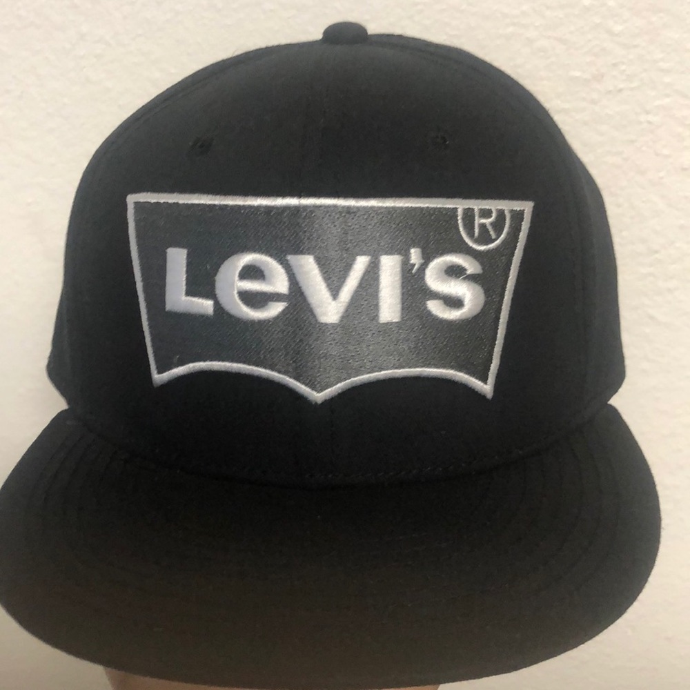 Levi’s black out hat